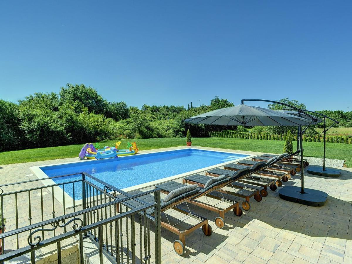 Villa Spacious With Pool And Parasol In Rovinj Rovinjsko Selo